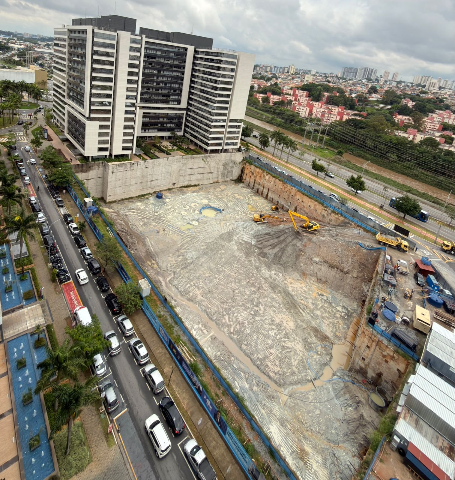 Canteiro de obras de empreendimento residencial de alto padrão